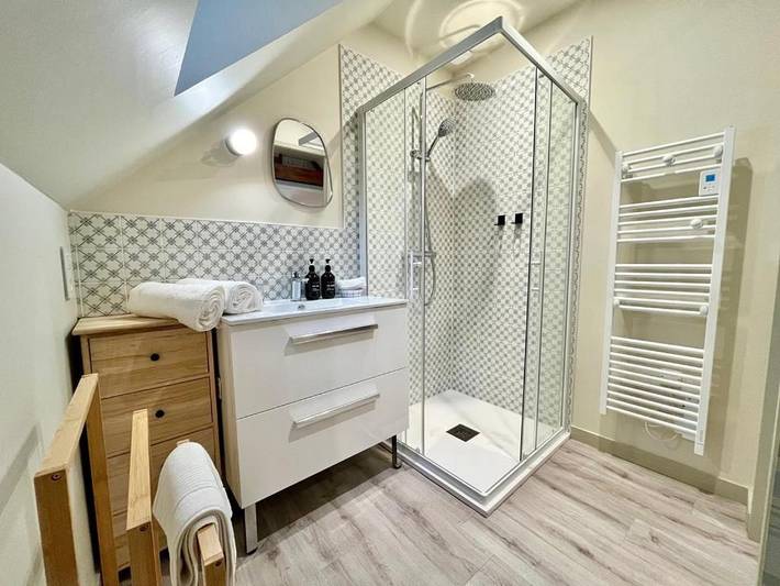 Location de vacances pour 5 personnes, avec jardin ainsi que vue et terrasse à Gennes - 3