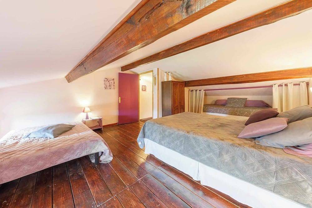 Suite familiale sur 2 niveaux dans un hameau paisaible. Idéale pour les familles in Le Vernet-Chaméane, Région de Besse-et-Saint-Anastaise