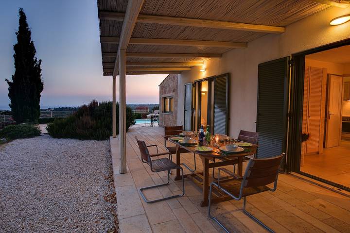 Villa for 4 people, with Balcony and Garden