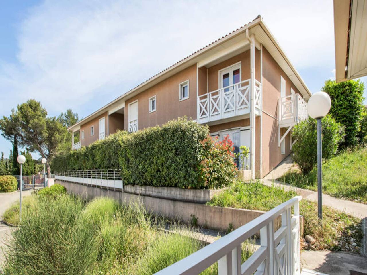 Entire apartment, 2 Room Apartment 4 People - Budget in Carnoux-en-Provence, Marseille region