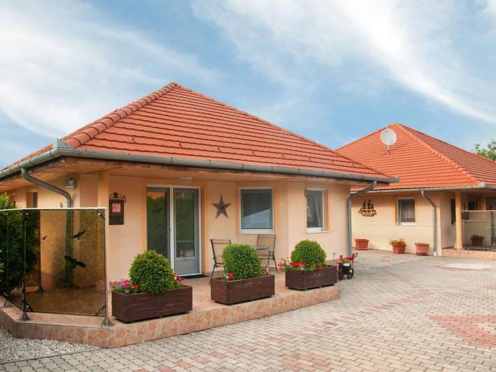 Ferienhaus für 6 Personen, mit Terrasse und Garten sowie Pool