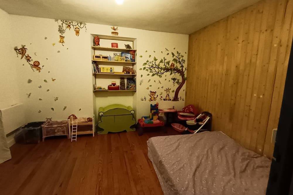 Large family home for adults, children and pets in École (Savoie), Chambéry region