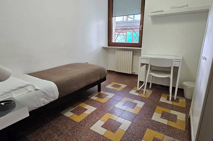 Single Room with Shared Bathroom and Private Parking in Loco in Potenza, Province de Potenza