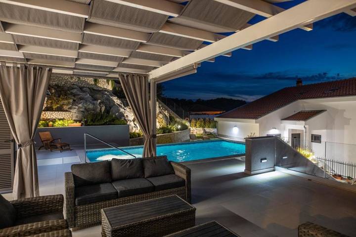Ferienhaus für 7 Personen, mit Pool und Sauna sowie Garten und Seeblick
