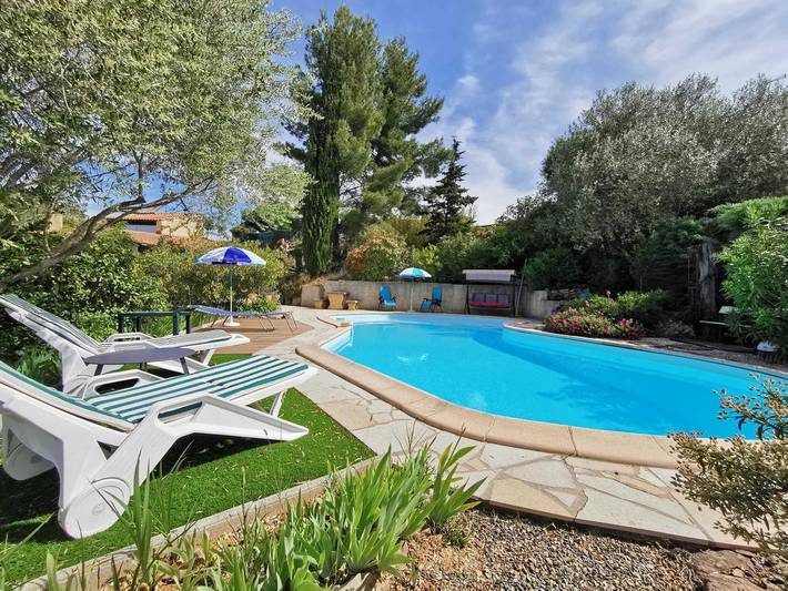 Gîte pour 4 personnes, avec piscine ainsi que terrasse et jardin