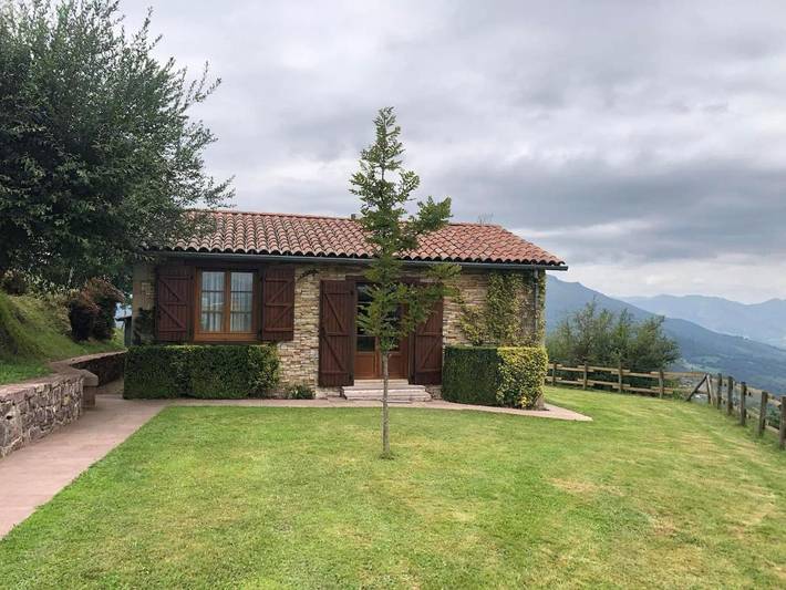 Location de vacances pour 4 personnes, avec terrasse et vue, animaux acceptés à Uhart-Cize