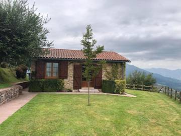 Gîte pour 4 personnes, avec terrasse et vue, animaux acceptés à Uhart-Cize