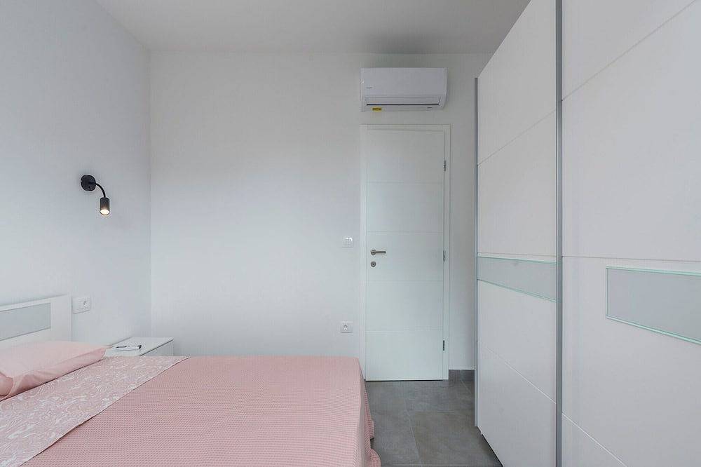 Villa in Novigrad with Private Pool and Beach in Novigrad, Umag Region