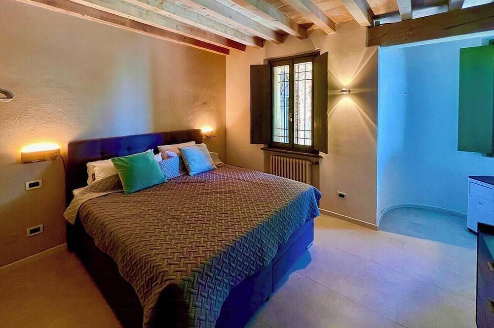 Historische Villa in einem Olivenhain am Gardasee in Gardone Riviera, Gardasee-Berge