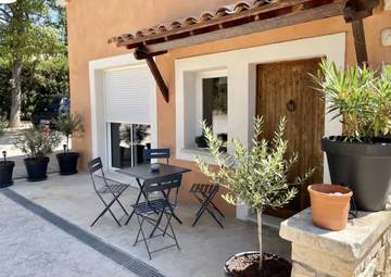 Gîte pour 6 personnes, avec terrasse ainsi que piscine et jardin à Roussillon