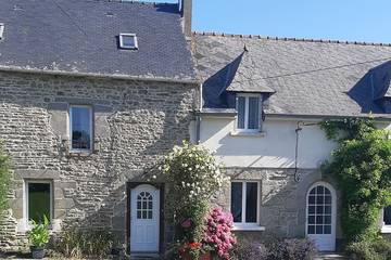 Gîte pour 12 personnes, avec jardin, animaux acceptés à Ménéac