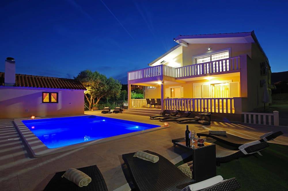 Villa Iva pour 14 personnes près de Split piscine privée et 7 chambres in Kastel Novi, Kaštela
