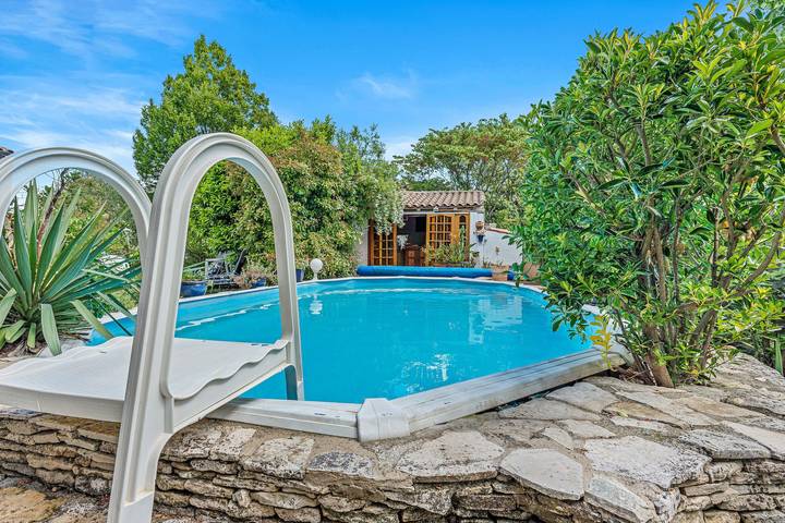 Entire apartment, Apartment 'Suite Marie Avec Climatisation' with Shared Pool, Wi-Fi and Air Conditioning in Méjannes-lès-Alès, Alès region
