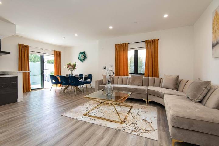 Apartahotel para 7 personas, con piscina además de jardín y vistas en California