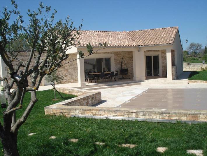 Location de vacances pour 6 personnes, avec vue et jardin ainsi que piscine et terrasse à Saint-Privat-de-Champclos - 3