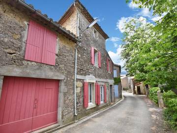 Gîte pour 5 personnes, avec jardin ainsi que piscine et terrasse à La Caunette