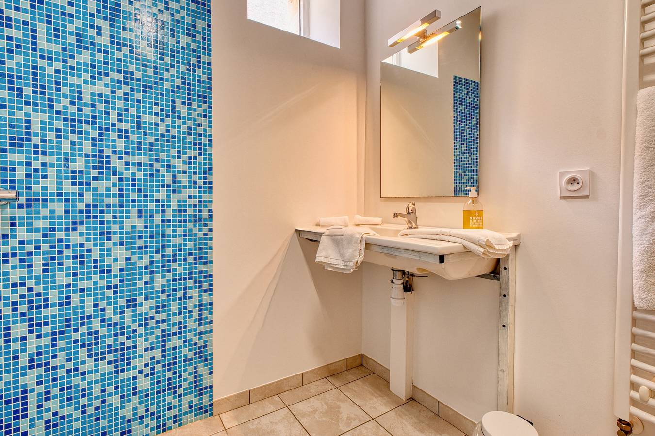 Guest House 'La Chambre Bleue' with Shared Terrace, Shared Garden and Wi-Fi in Eymet, Périgord Pourpre