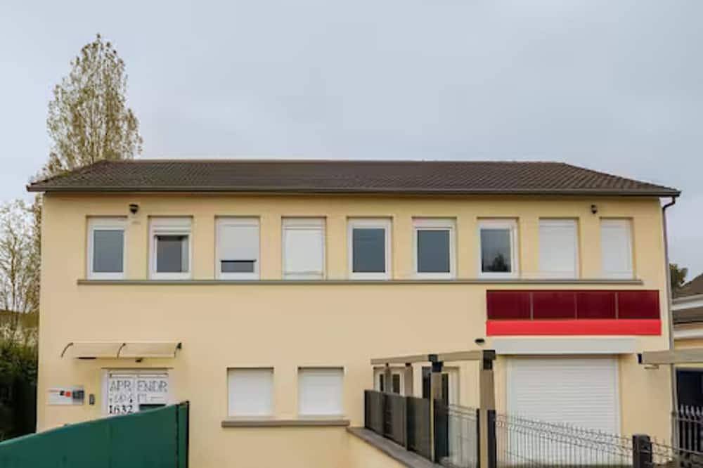 Entire apartment, Large accommodation (sleeps 26) in Brétigny-sur-Orge, Essonne