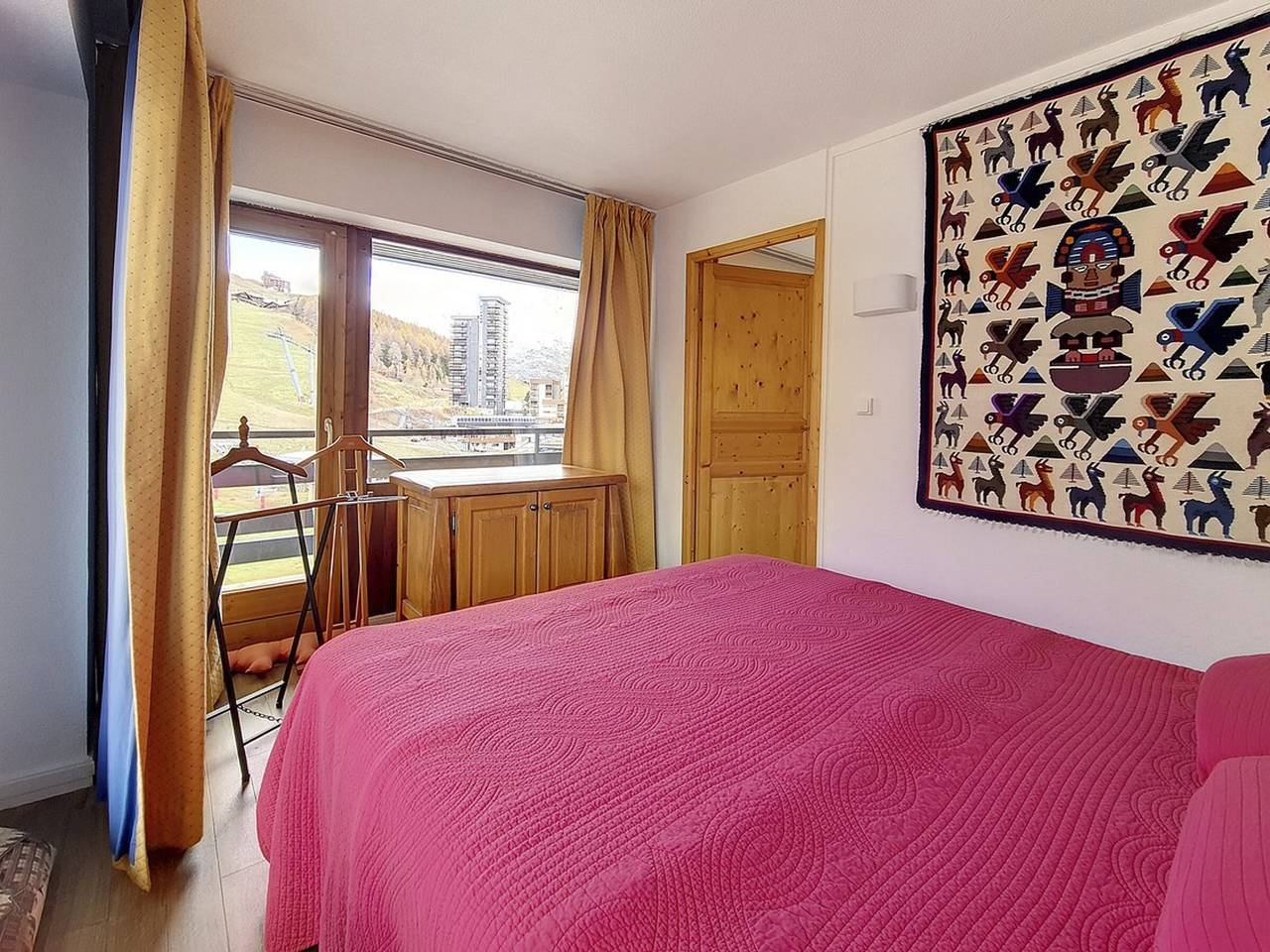 Entire apartment, Spacious Ski-In/Ski-Out Apartment · Balcony · Sleeps 6 in Les Menuires, Saint-Martin-de-Belleville