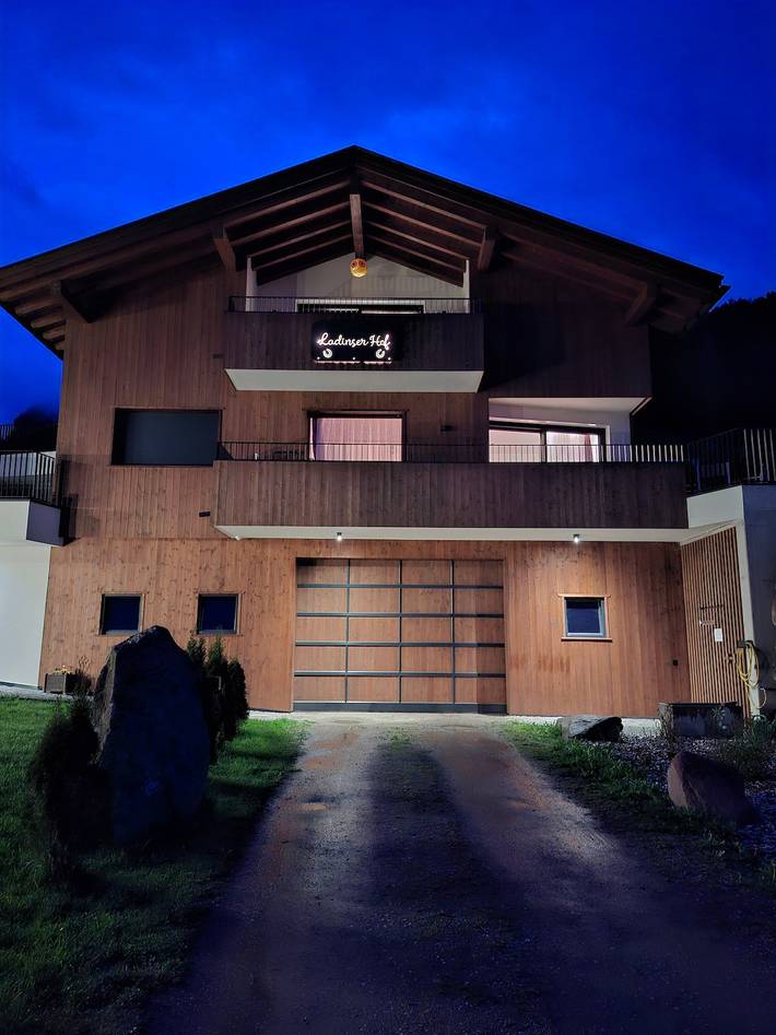 Ganze Wohnung, Ferienwohnung 'Ladinser Hof Western Suite' mit Bergblick & Balkon in Tiosels, Kastelruth