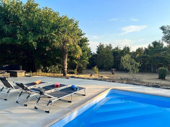 Location de vacances pour 8 personnes, avec Terrasse ainsi que Jardin et Piscine à Concots