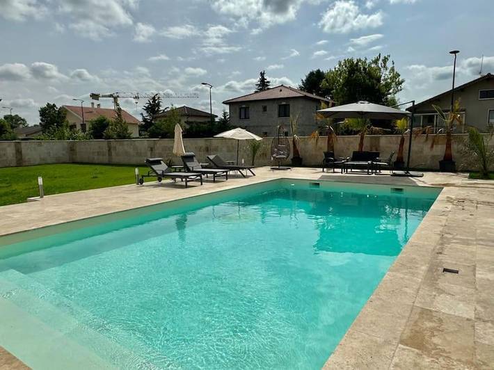 Location de vacances pour 10 personnes, avec jardin ainsi que piscine et terrasse dans Aéroport Lyon Saint-Exupéry