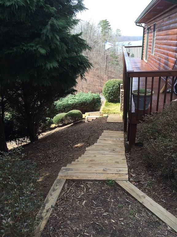 Vacation rental for 10 people, with yard in Lake Keowee