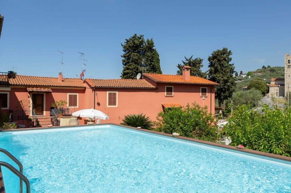 Ganze Wohnung, Ferienwohnung für 4 Personen mit Terrasse und Meerblick in Massarosa, Italienische Riviera