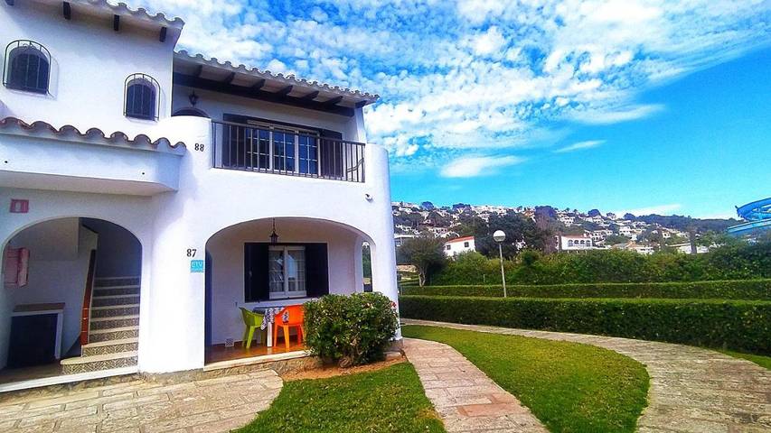 Apartment for 4 people, with Terrace and Garden as well as Pool and View in Platja Son Bou