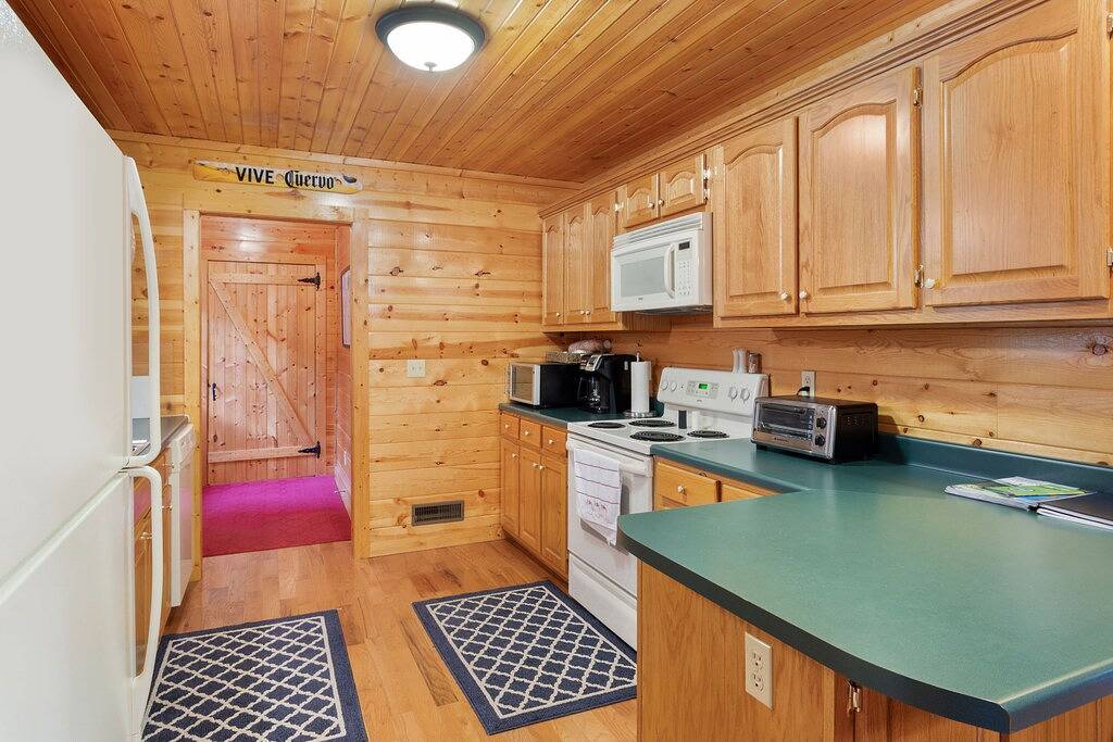 Spacious Retreat on Dale Hollow! Walking distance to Safe Harbor Wisdom Dock. in Dale Hollow Lake