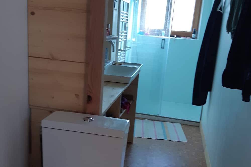 Quiet house in Caen with 2 bedrooms , 2hrs from Paris. Closed garden & terrace in Caen, Région de Caen