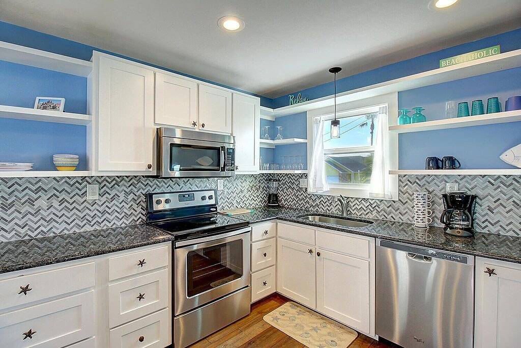 Pet friendly with yard, gulf breezes, close beaches and a private pool! in Port Aransas, Mustang Island