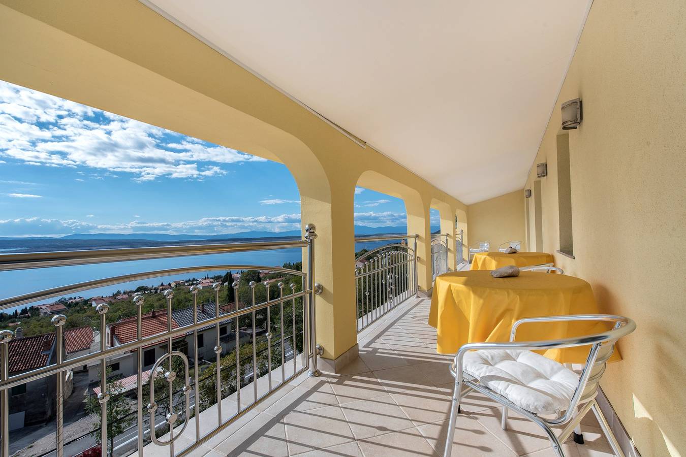 Ganze Wohnung, 3-Zimmer-Ferienwohnung mit Terrasse und Meerblick Dramalj, Crikvenica A-5592-b in Dramalj, Primorje-Gorski Kotar