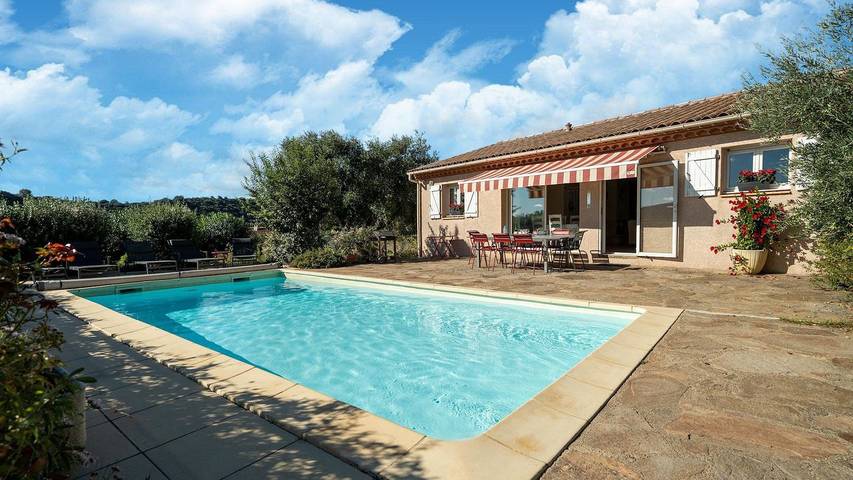 Location de vacances pour 7 personnes, avec jardin et piscine, animaux acceptés à Montouliers