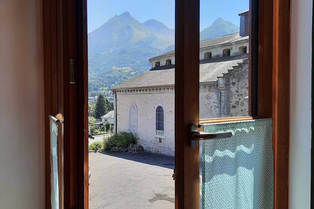 Entire apartment, Pleasant bright one-bedroom apartment, in the heart of the Argeles-Gazost valley. in Soulom, Pyrenees National Park