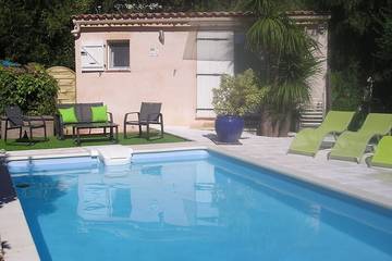 Gîte pour 3 personnes, avec piscine et terrasse à Solliès-Pont