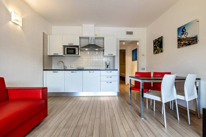Hel lejlighed, Apartment 'Bilocale 4 Persone Villa Treccani' with Lake View, Wi-Fi and Air Conditioning in spiaggia Malcesine (Malcesine), Malcesine