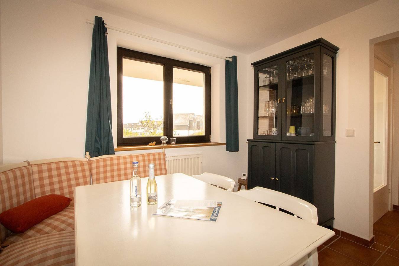 Ganze Wohnung, Haus Süderoog in Hörnum bietet auf 80 m² Platz für bis zu 4 Personen mit 2 Schlafzimmern und 1 Badezimmer. Eine Küche mit Spülmaschine, Backofen und Wlan steht bereit. Balkon und Terrasse laden zum Entspannen ein. Privatparkplatz für 1 Auto ist vorhanden und kostenlos; ein Auto ist nicht notwendig. Nichtraucherfreundlich, mit Waschmaschine zur Eigennutzung. in Hörnum, Sylt