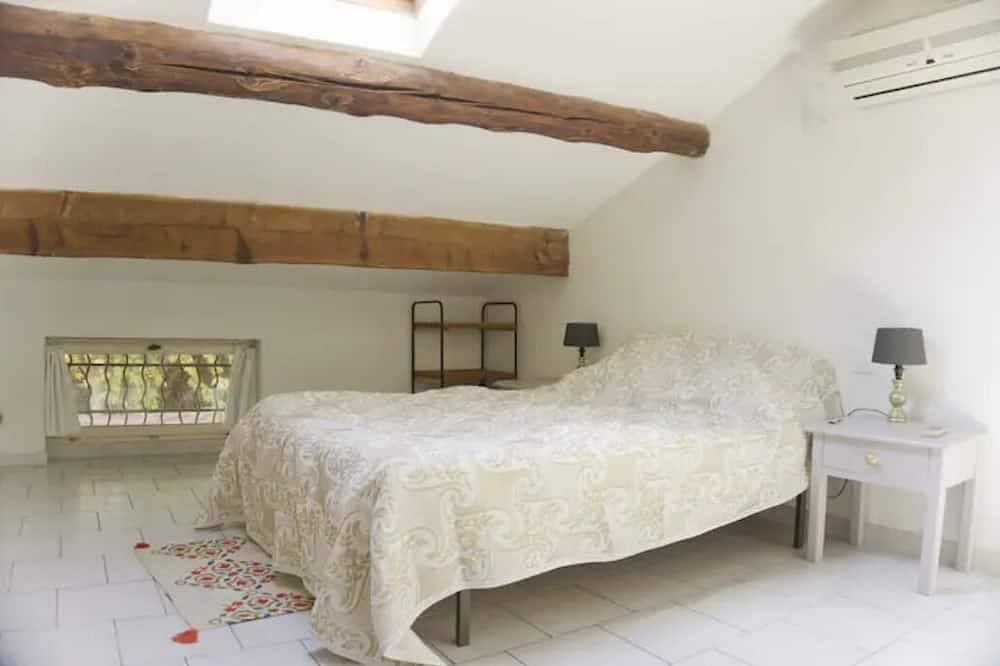 Ganze Wohnung, Country cottage with swimming pool in Le Thor, Vaucluse