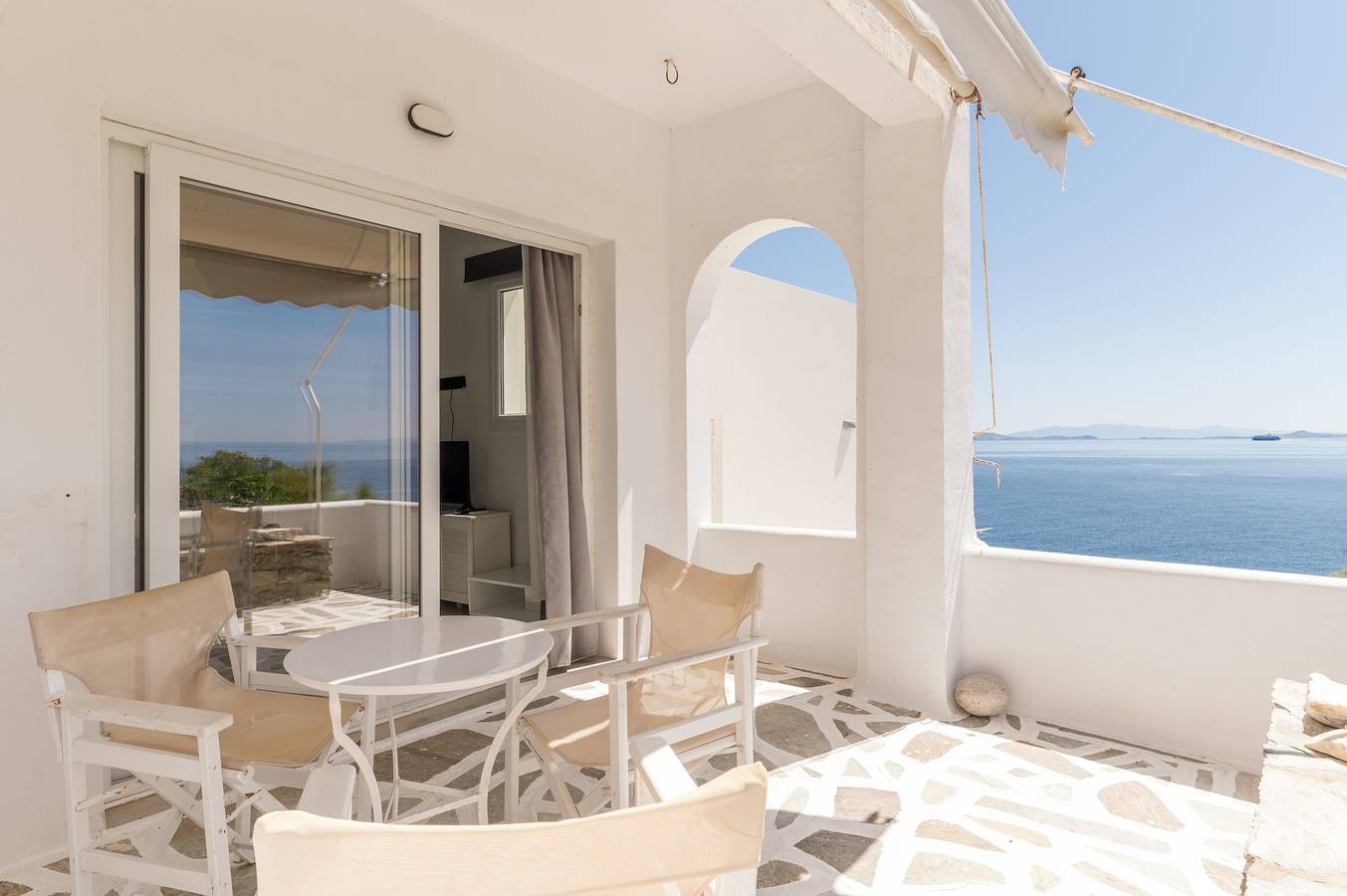 Ganze Wohnung, Ferienwohnung 'Lefkopetra' mit gemeinsamer Terrasse, Wi-Fi und Klimaanlage in Tínos