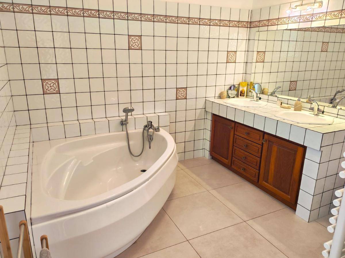 Double Room with Private Bathroom in Ampuis, Lyon et ses environs