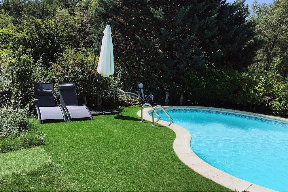 Villa Provence, renovated in 2016, private pool, and large garden in Villecroze, Draguignan region