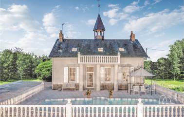 Gîte pour 14 personnes, avec terrasse et piscine ainsi que jacuzzi et jardin à Ardentes