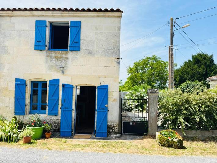Location de vacances pour 4 personnes, avec jardin ainsi que vue et piscine à Saint-Simon-de-Bordes