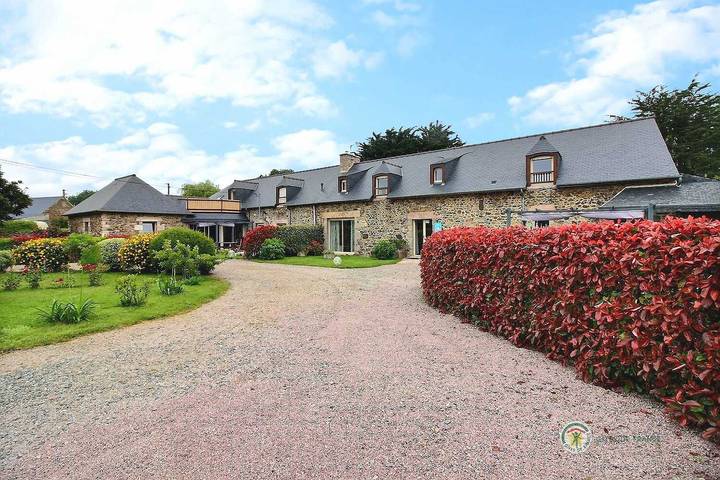 Gîte pour 7 personnes, avec jardin et piscine à Hénanbihen