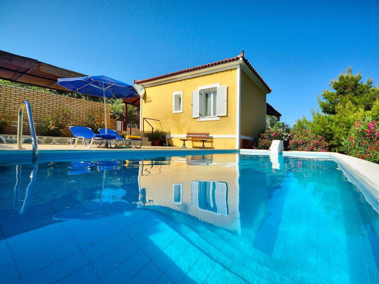 "Yellow Villa" in Samos