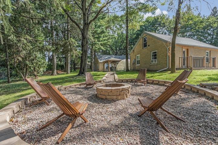 Vacation rental for 14 people, with hot tub and yard in Green Bay