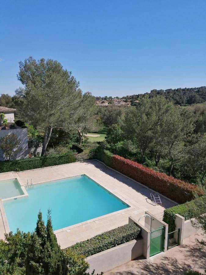 Appartement de vacances pour 2 personnes, avec jardin ainsi que vue et piscine