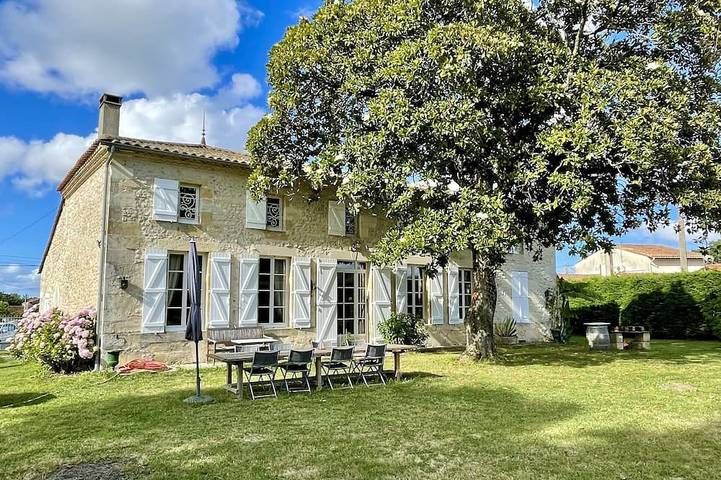 Location de vacances pour 8 personnes, avec Terrasse et Jardin à Valeyrac