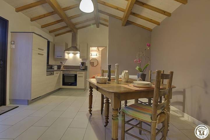 Gîte pour 2 personnes, avec jardin ainsi que piscine et terrasse dans l' Ain